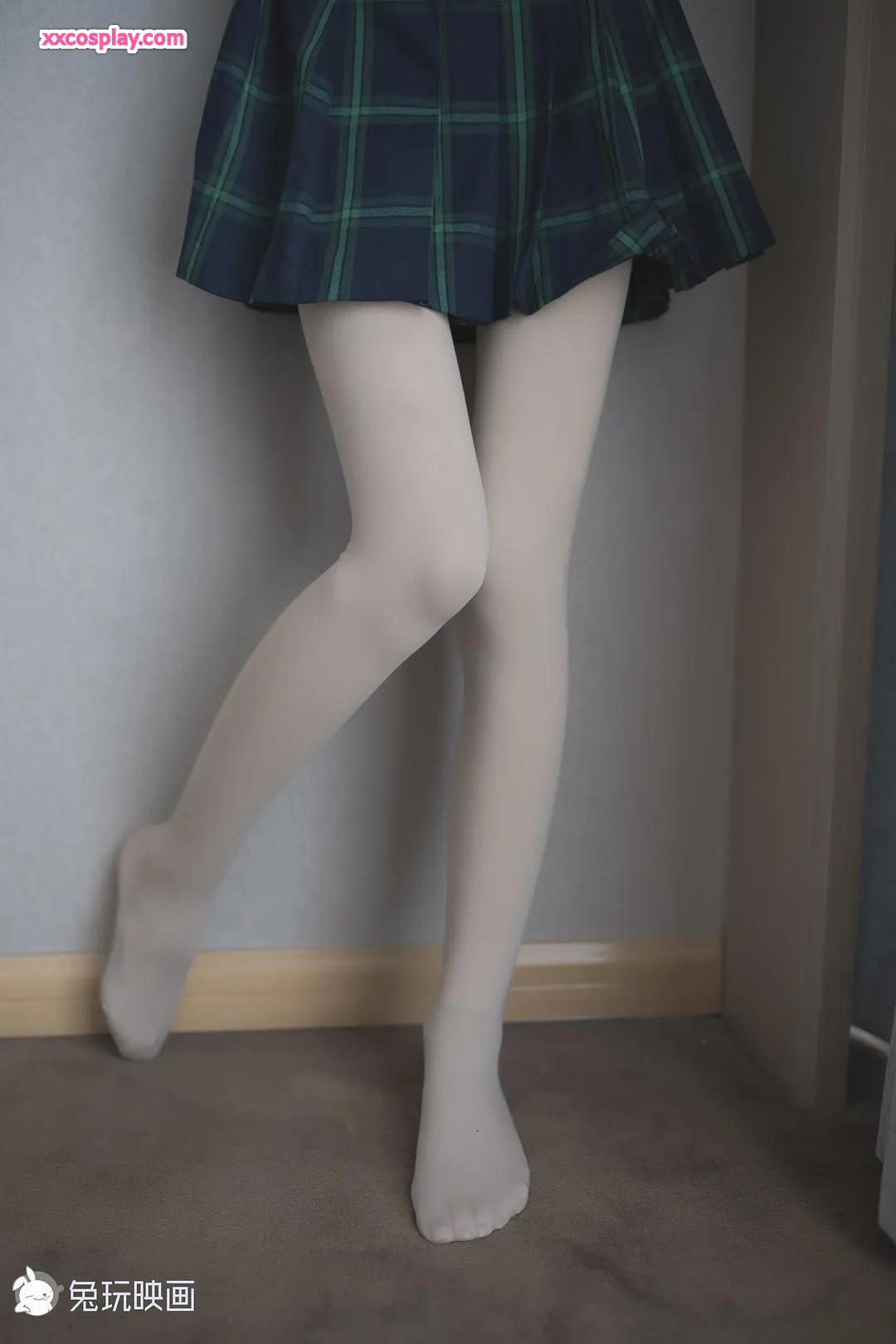 兔玩映画：纤细长腿格子校服